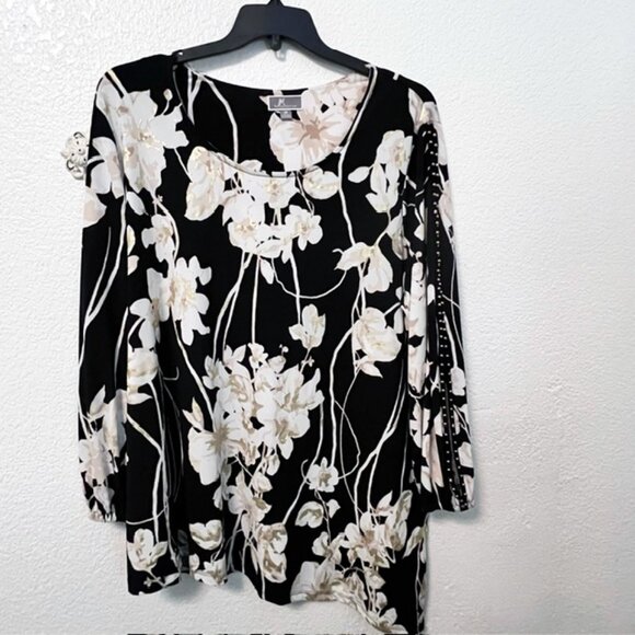 JM Collection Woman tunic, with Gold foil print accents and Studded Split-Sleeve - Picture 1 of 13